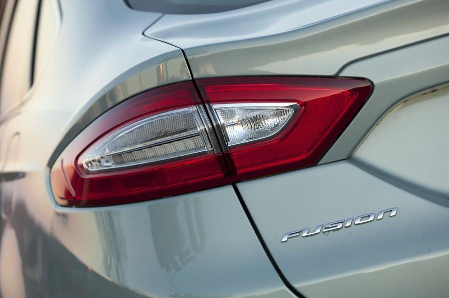  Ford Fusion Hybrid SE 2013 года  (фото 20 из 26)